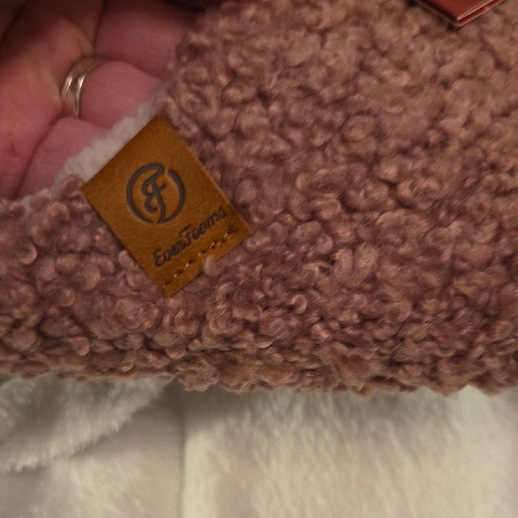 Cozy NWT Women's Sherpa Slippers in Pink...size 7-8 - Picture 6 of 7